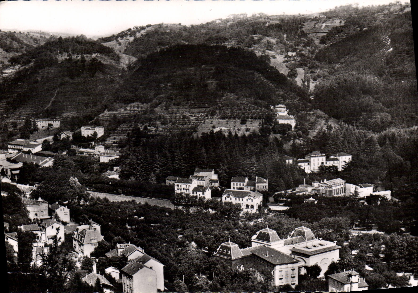 Vals-les-Bains — Vue générale sur le Casino et le Quartier des Sources — E. C. Paris