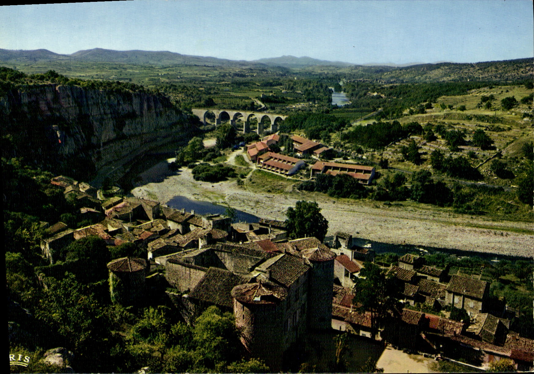 CPA Ardeche Pittoresque Vue generale de Vogue sur les Bords de l'Ardeche 