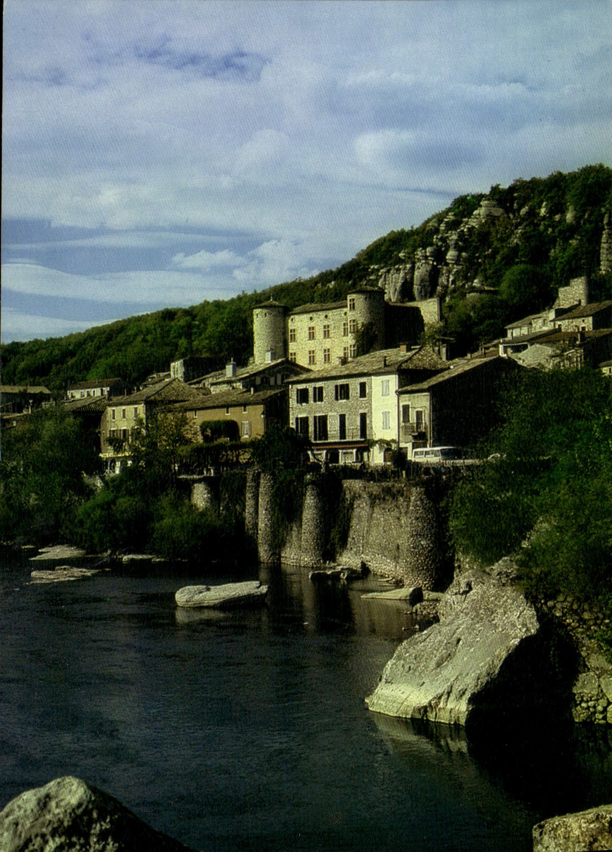 CPA La Vallee moyenne de l'Ardeche Vogue Adosse a la falaise calcaire le Chateau domine le village a