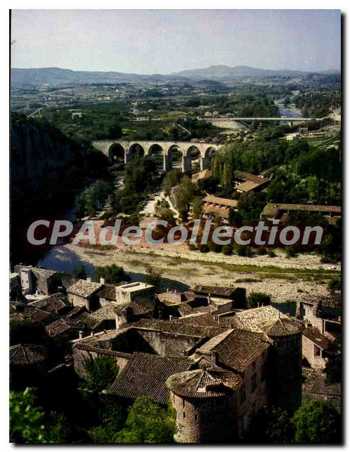 CPA La Vallee moyenne de l'Ardeche Vogue Vue generale du village adosse a la falaise le Chateau feod
