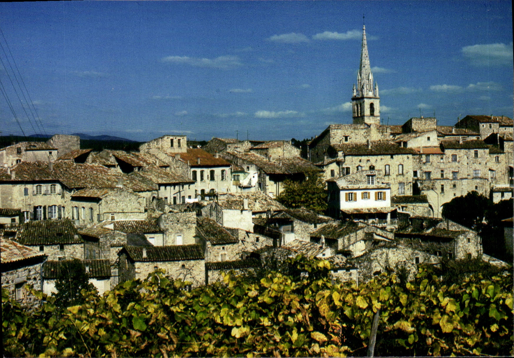 Le bourg aux maisons anciennes — La Vallée moyenne de l'Ardèche — IRIS