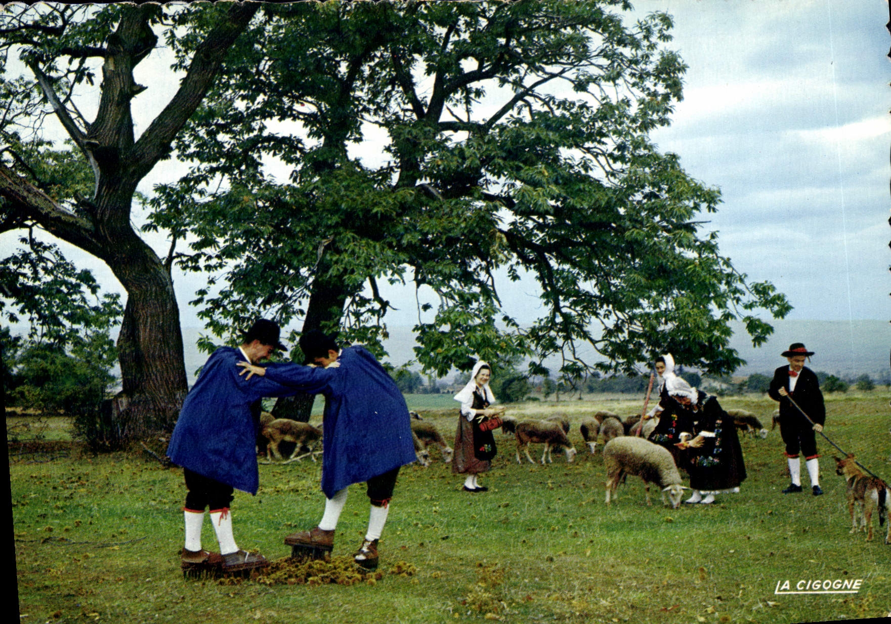 Folklore de la Vallée du Rhône — Empi et Riaume — L'écorçage des châtaignes — Éditions La Cigogne