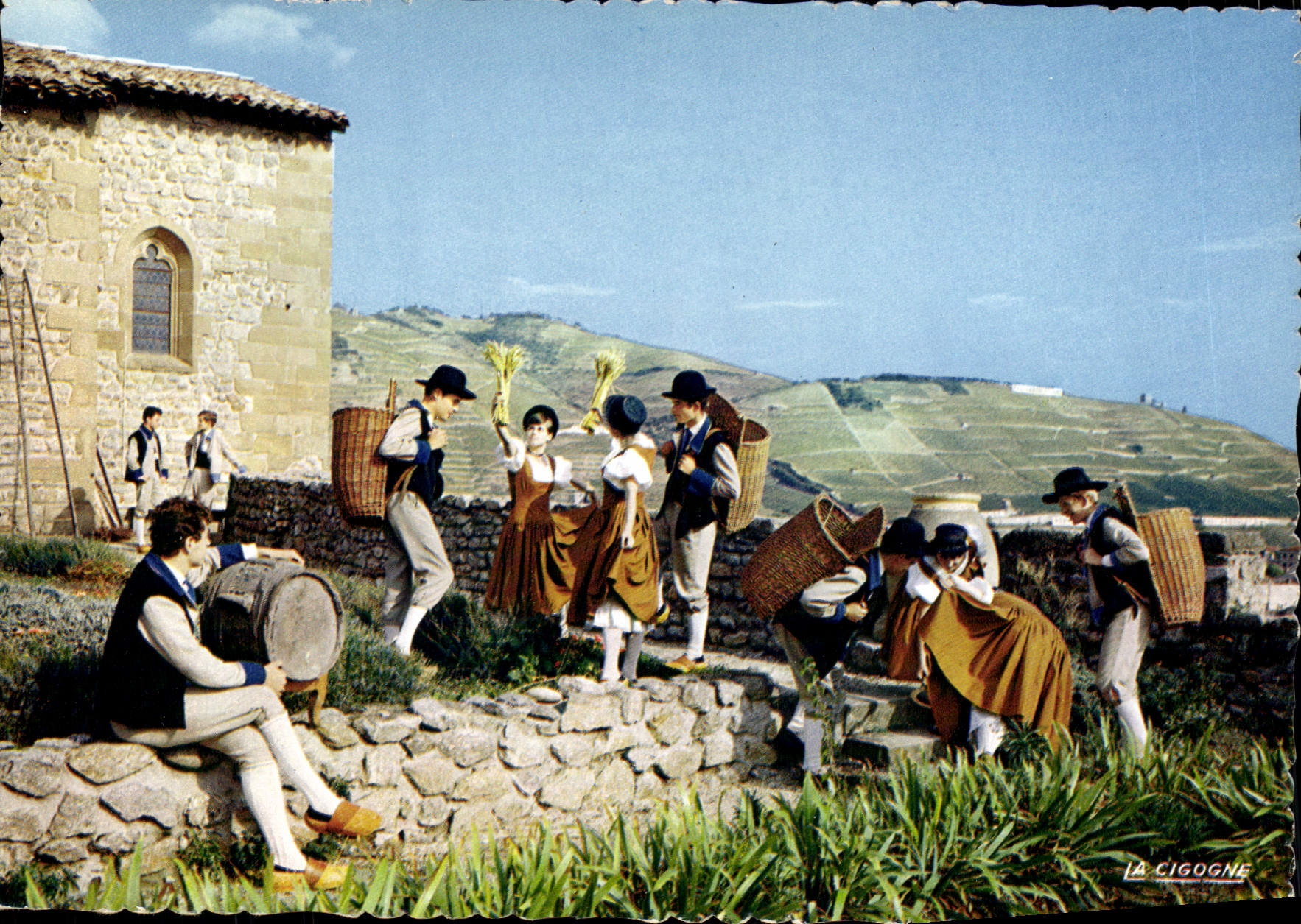 CPA Folklore de la Vallee du Rhone Groupe Empi et Rioume 