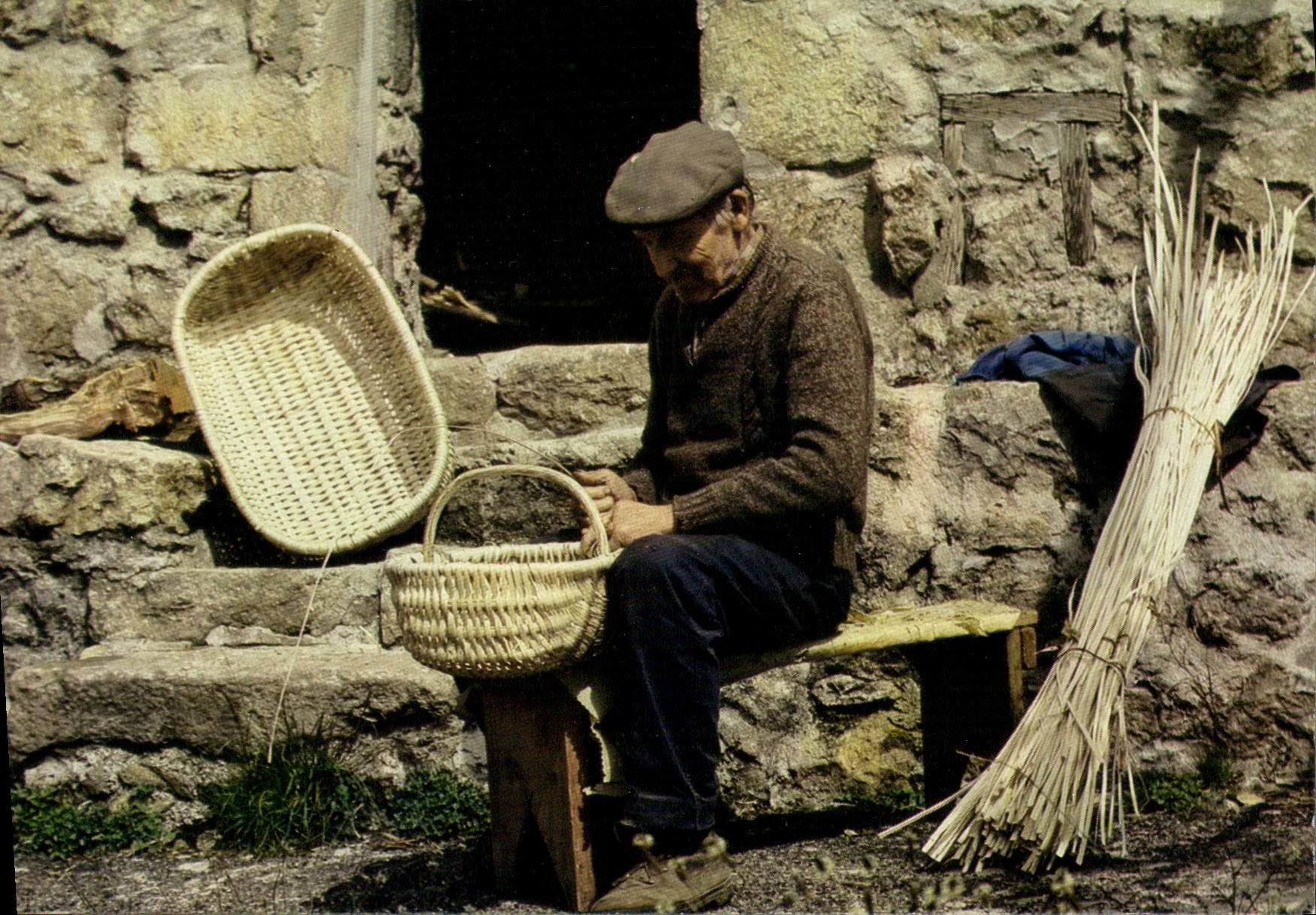 La Haute Ardèche — Fabrication artisanale de paniers et corbeilles — cap theojac n°070494