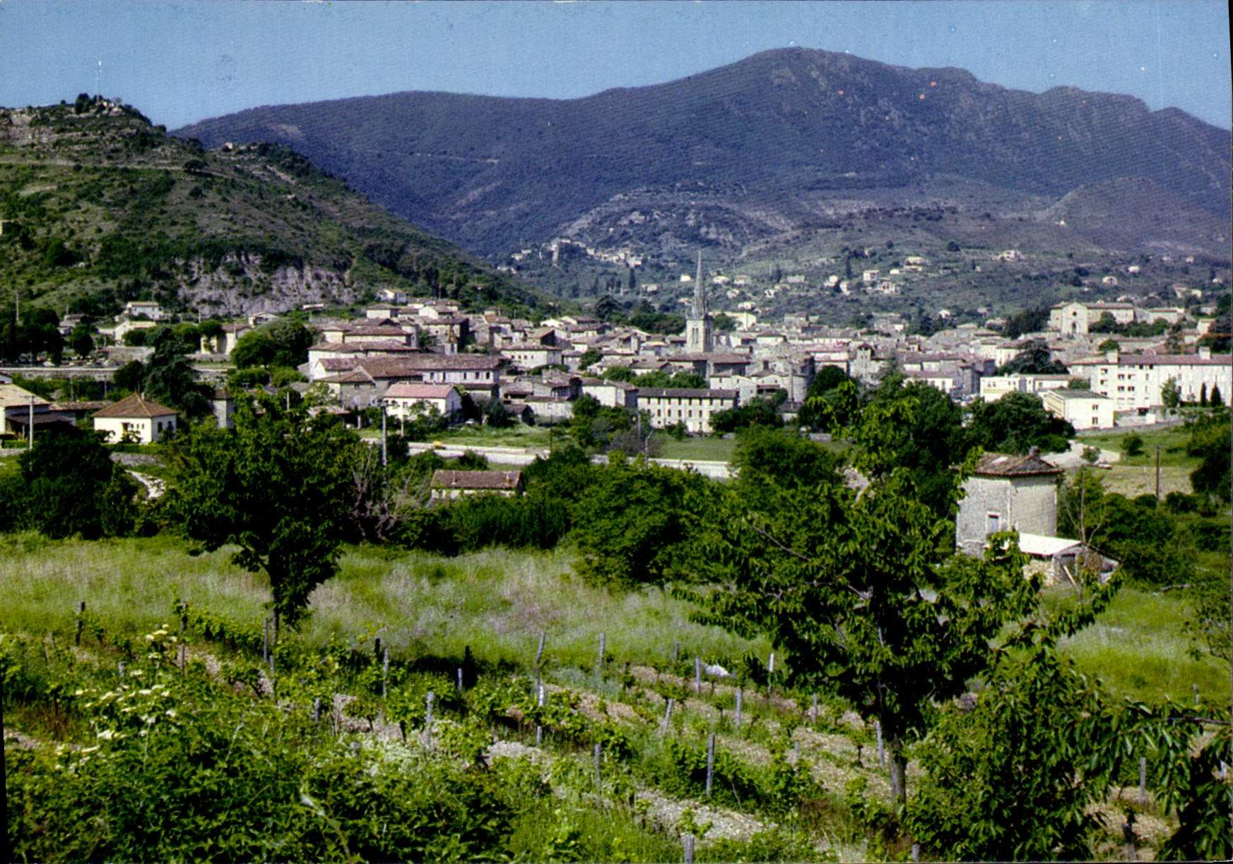 Les Vans — Bourg d'échange traditionnel entre la montagne et le Bas-Vivarais — Editions CAP THÉOJAC
