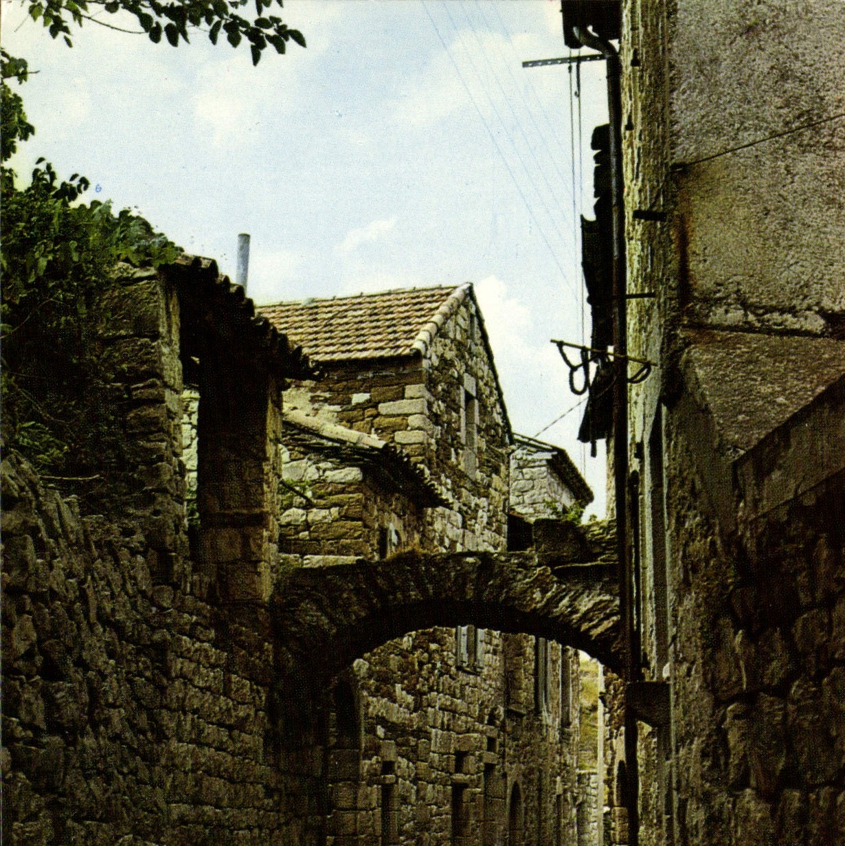 Environs des Vans — Naves (Ardeche) — Vieille rue — Éditions La Cigogne Hachette