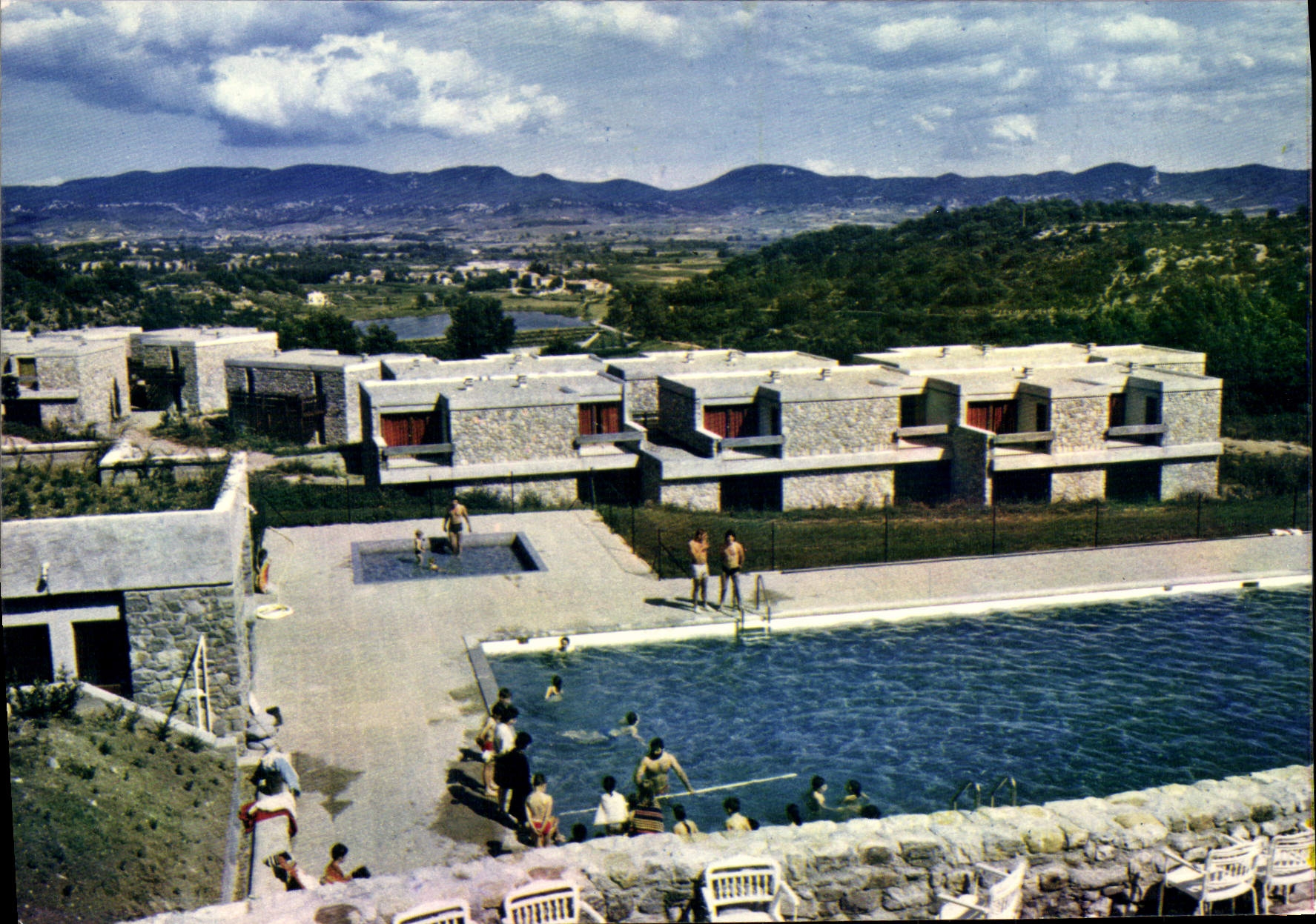 Casteljau - Vue de la piscine et des gîtes — Photo Rousseau, 07140 Les Vans