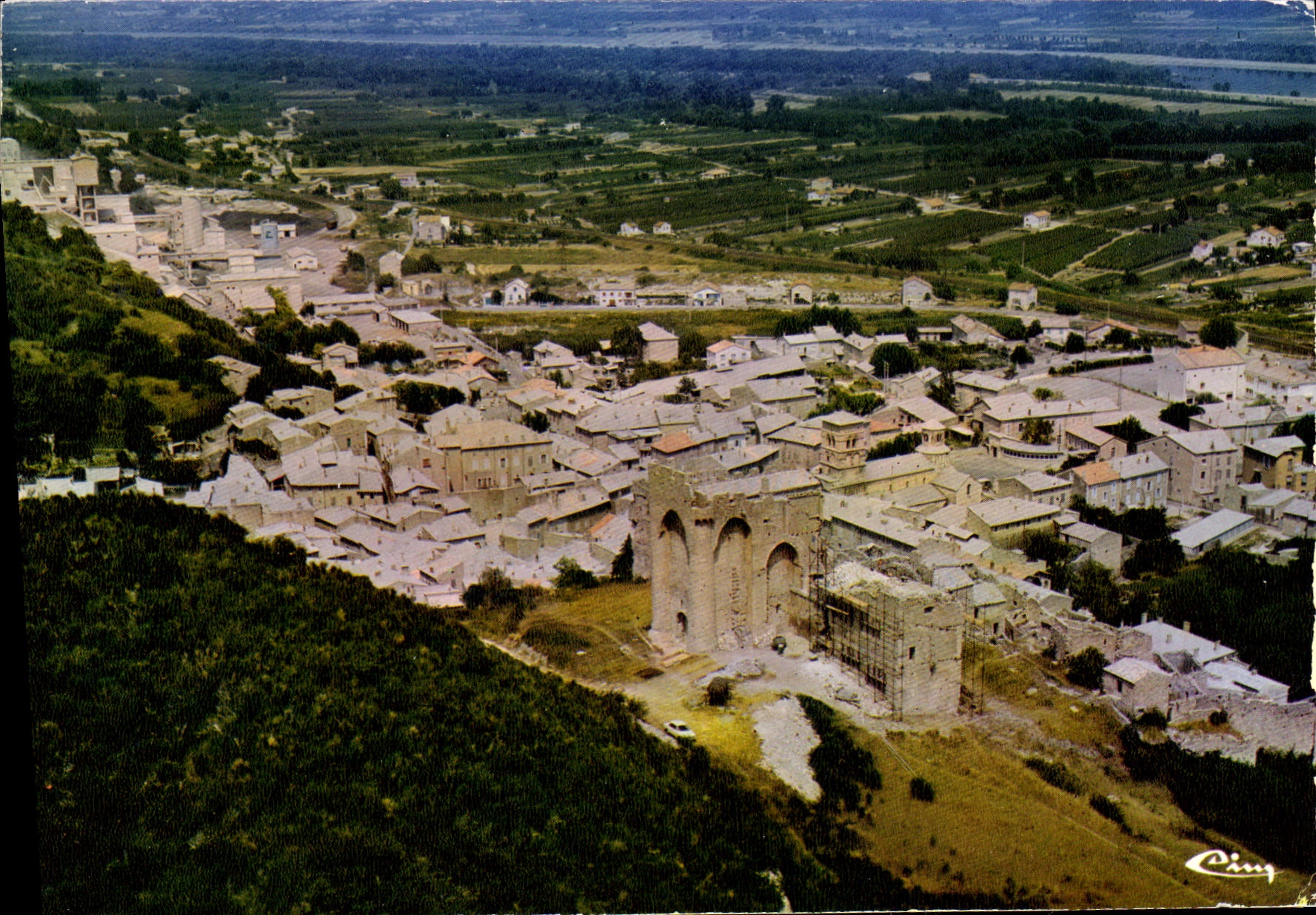Cruas (Ardèche) — Allgemeiner Blick — Burg, die Kirche und das Tal des Rhône — Verleger Combier (71, S.&L.) 'CIM'