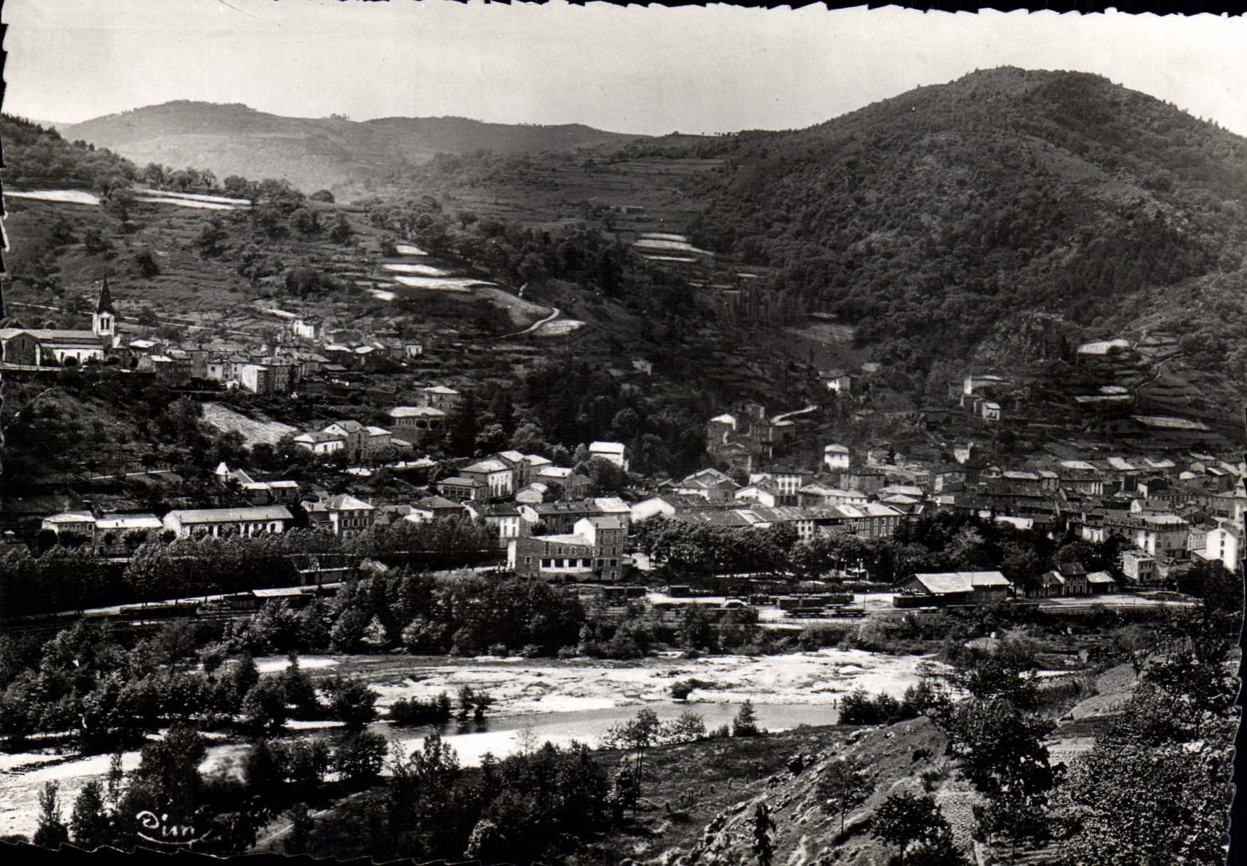 Lamastre (Ardèche) — Allgemeiner Blick auf das Tal des Doux und den Mont Péchelard — Curbet & Mâcon