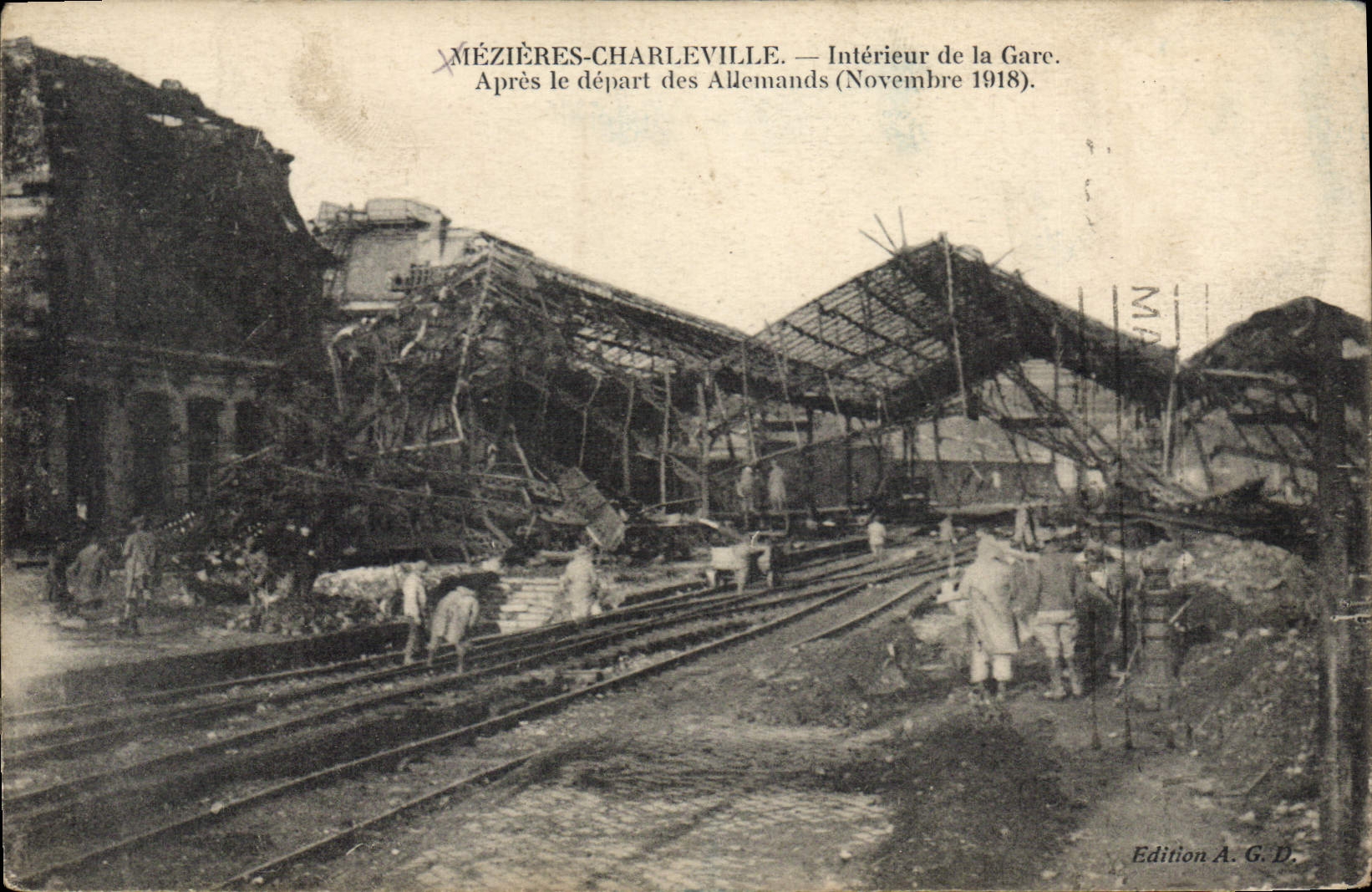 Mézières-Charleville — Intérieur de la Gare. Après le départ des Allemands (Novembre 1918). — Edition A.G.D.