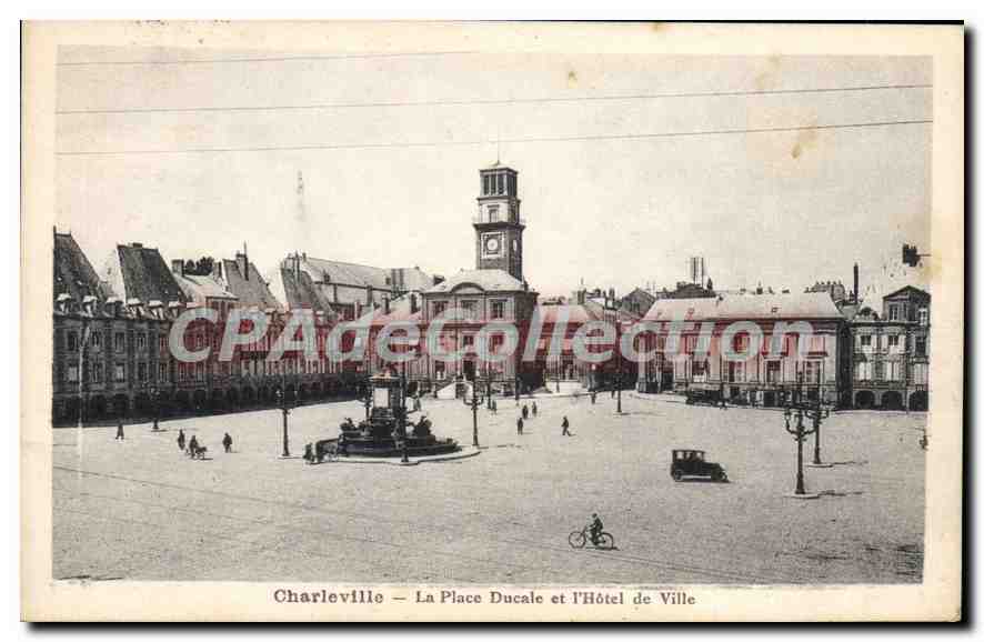 Charleville — La Place Ducale et l'Hôtel de Ville — Le Loup, éditeur