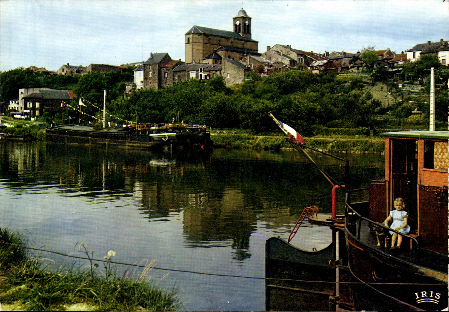 Charleville-Mézières — La Meuse à Moncay Notre Dame — Éditions Hachette
