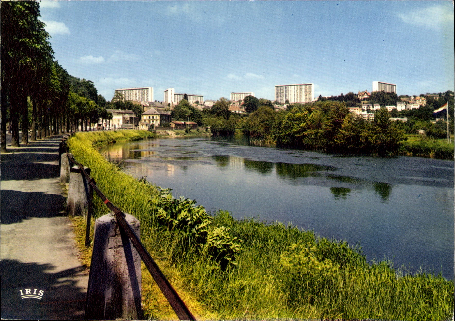 Vue du quai de la rivière — Charleville-Mézières — Éditions Hachette