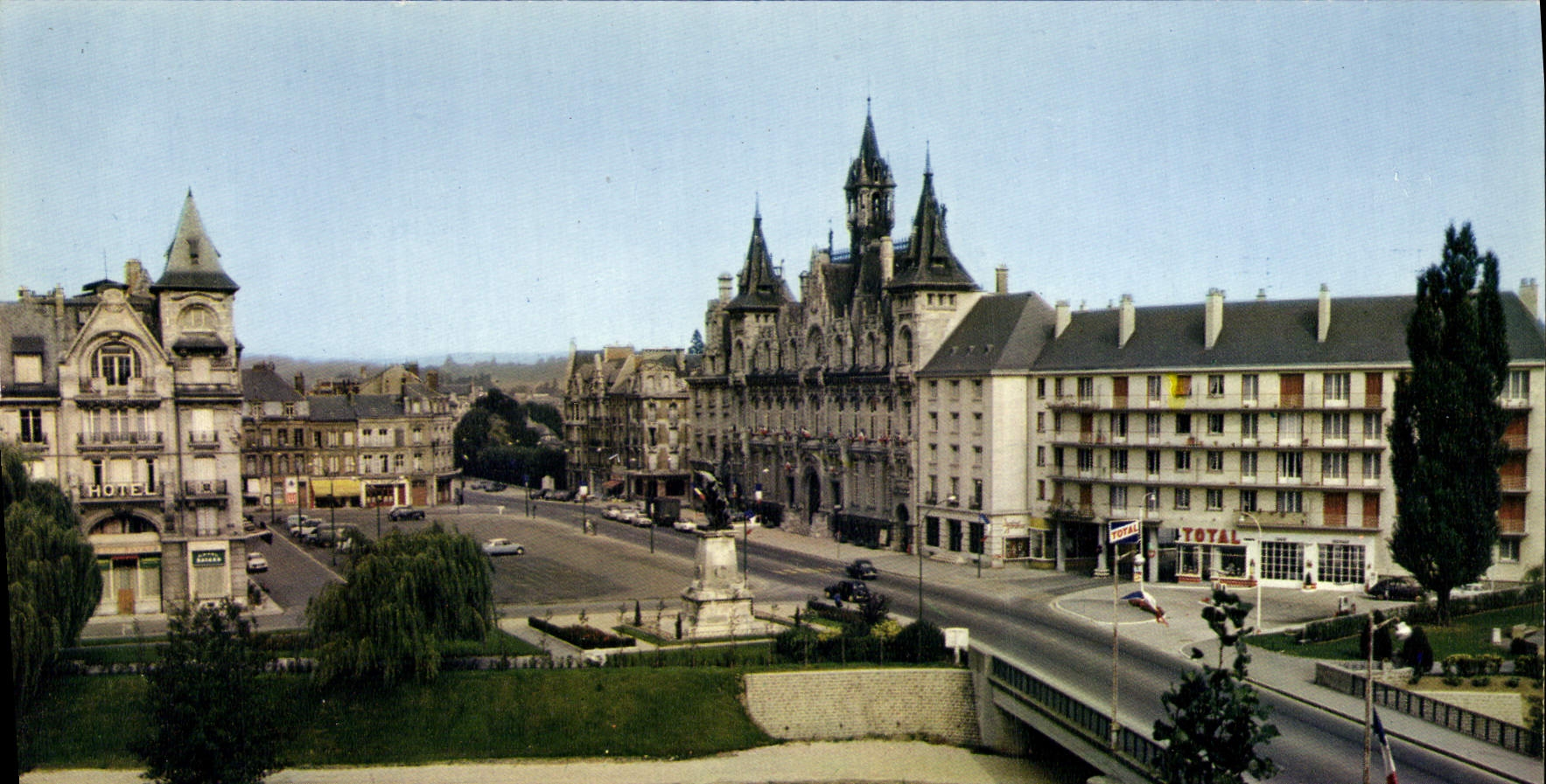 Charleville-Mézières — L'Hôtel-de-Ville — Éditions Hachette