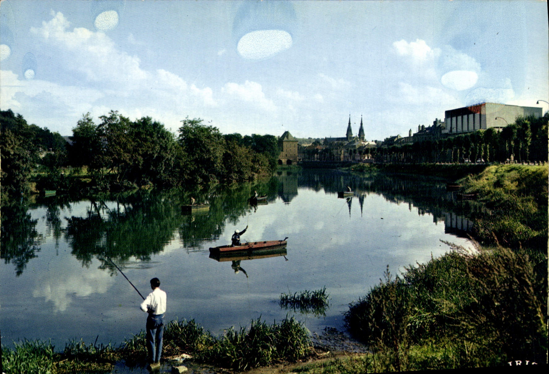 La Meuse au Quai du Moulinet — Charleville-Mézières (Ardennes) — Éditions Hachette