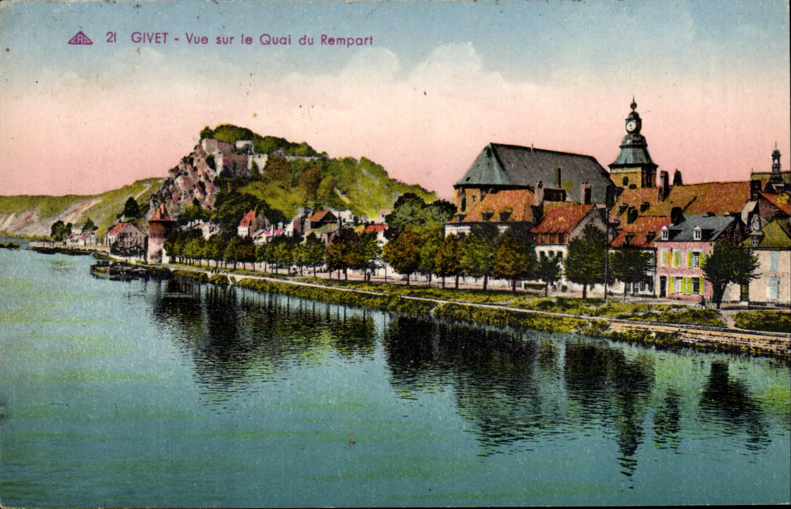 CPA Givet  Vue sur le Quai du Rempart 