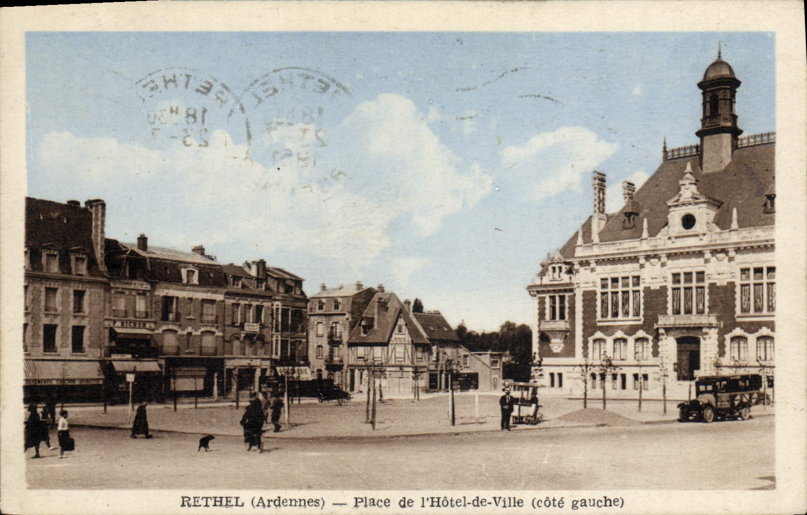 CPA Rethel Ardennes Place de l'Hotel de Ville cote gaucher 
