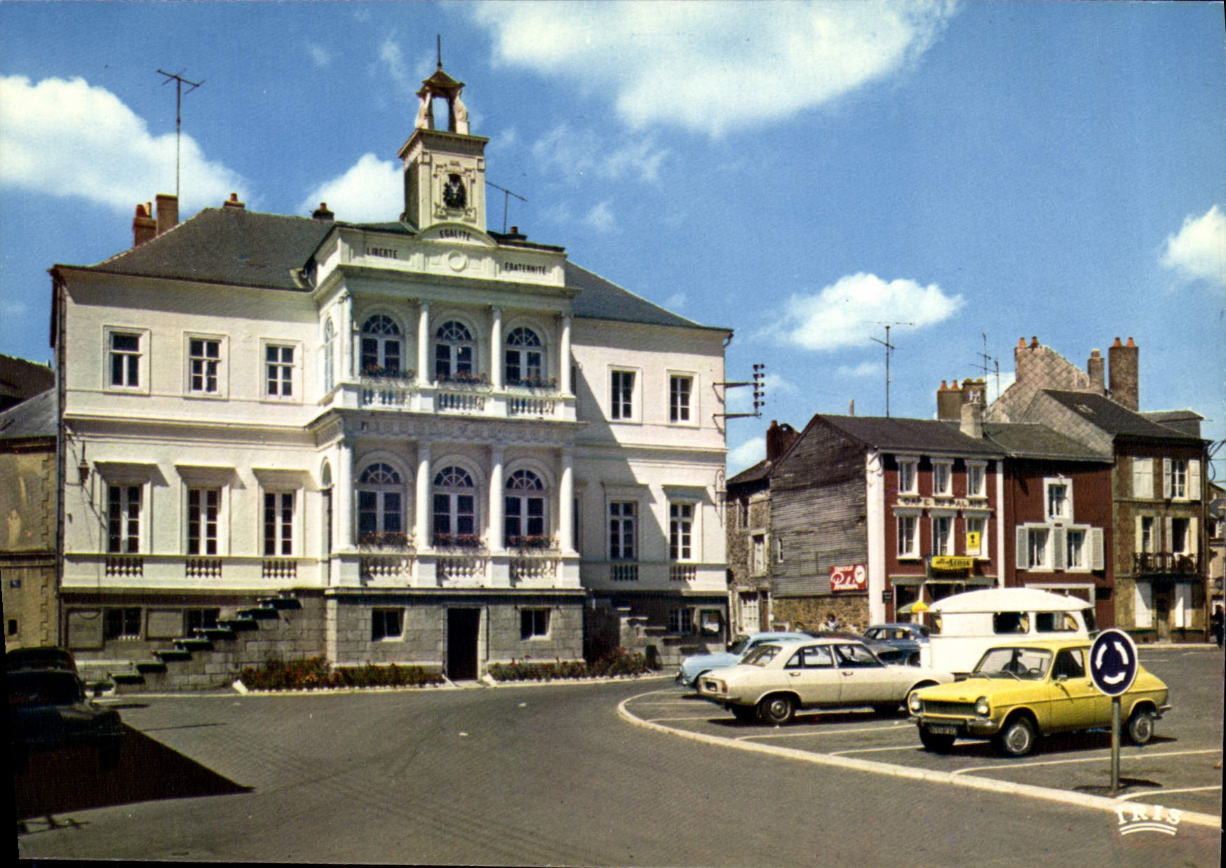 Rocroi (08) — L'Hôtel de Ville et la Place A. Briand — IRIS MEXICHROME
