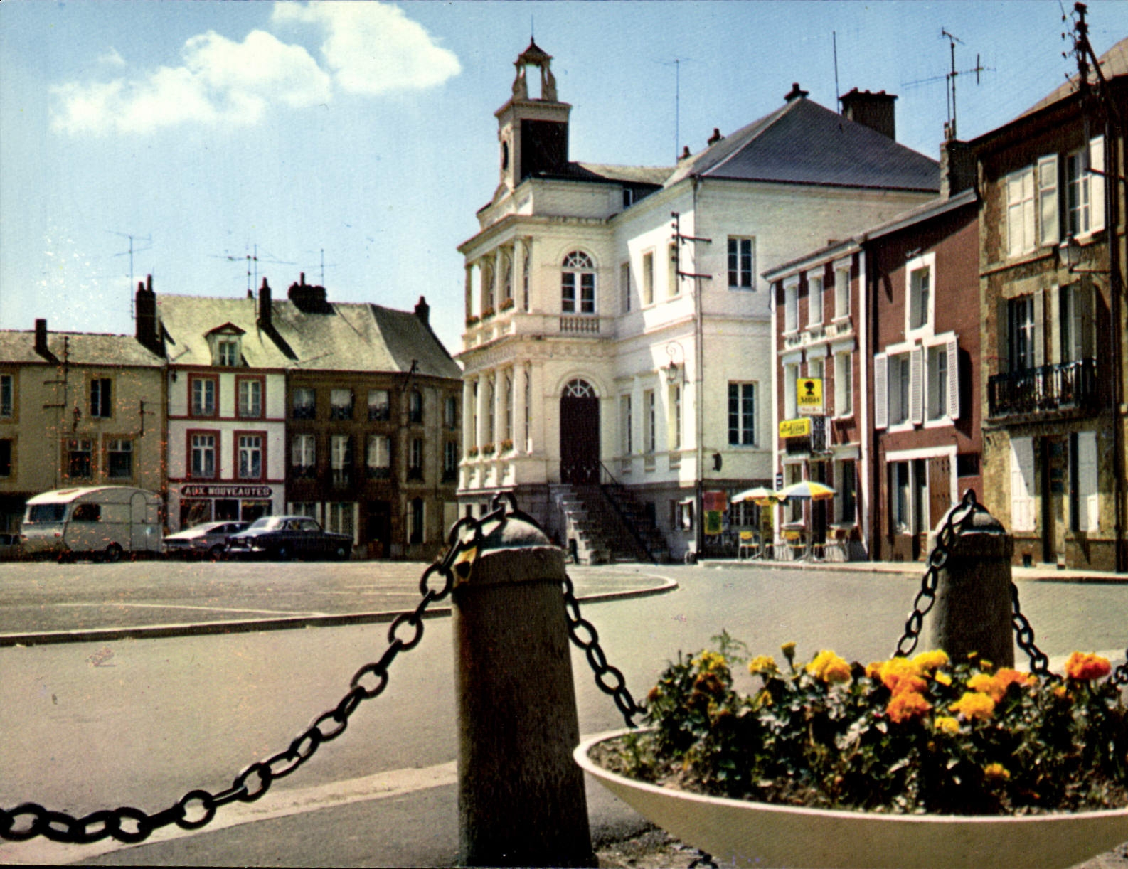 Rocroi (08) — L'Hôtel de Ville et la Place A. Briand — Édition 'La Fugue' Sodalfa