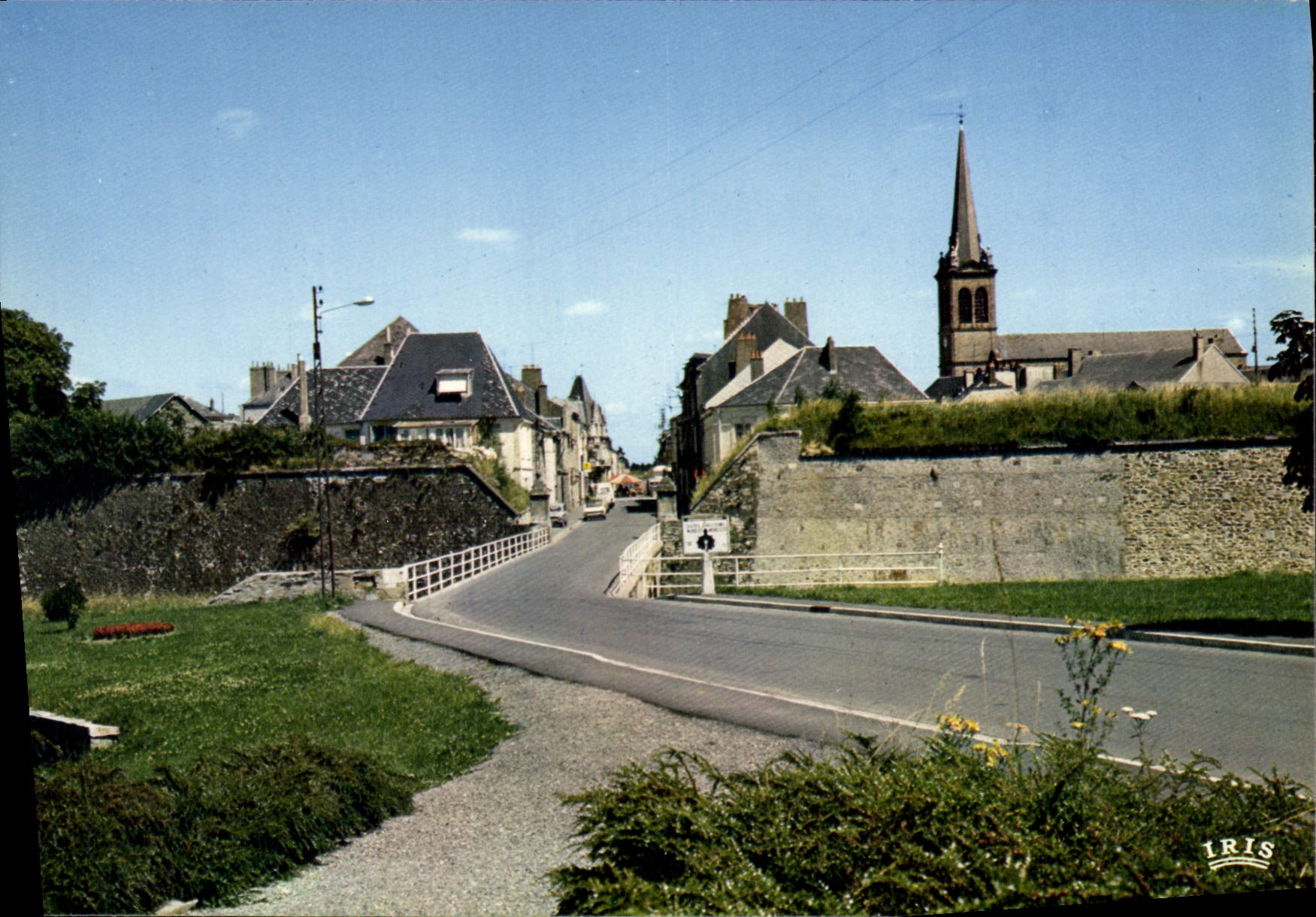 CPA Rocroi Entree par la rue de France 
