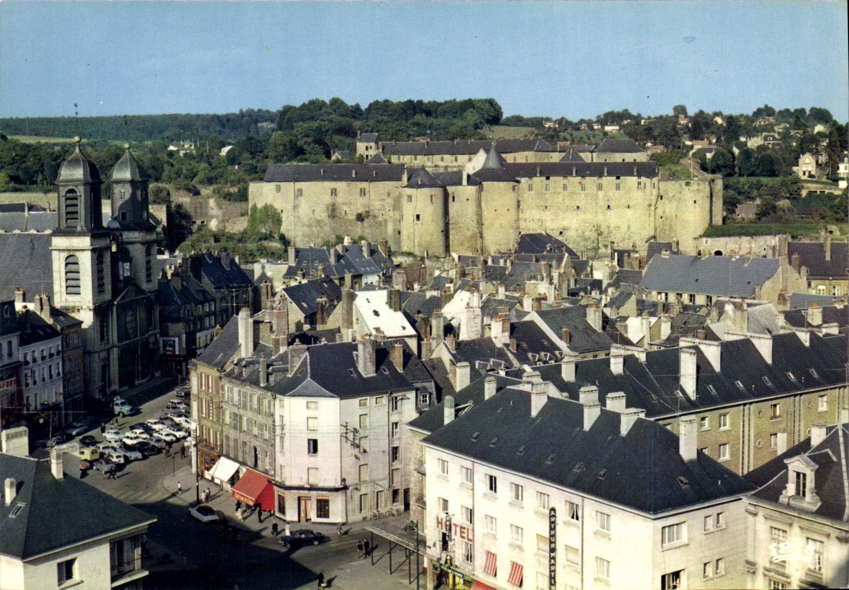Sedan (Ardennes) — Vue panoramique sur le Château — Éditions Hachette