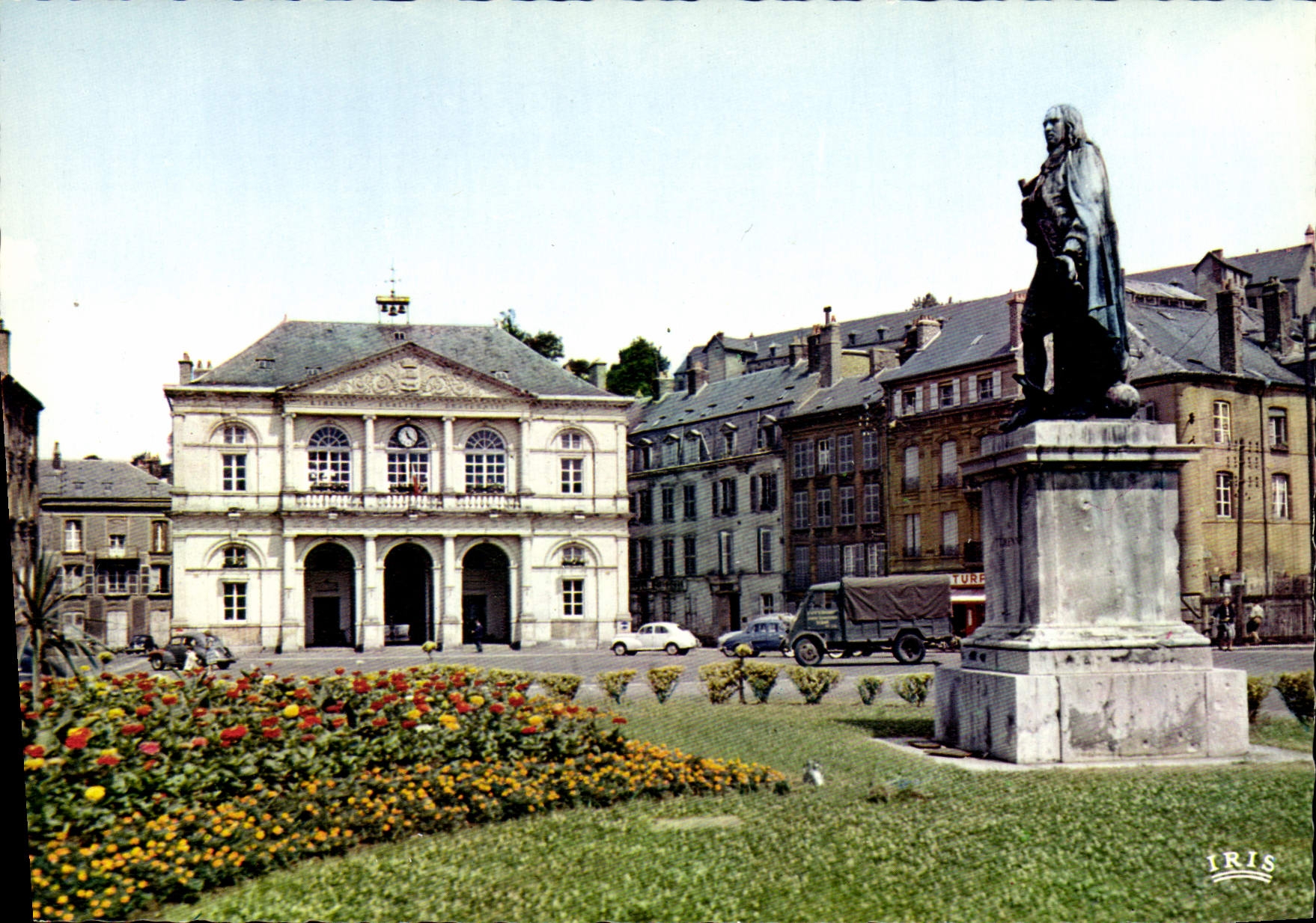 Sedan - Place Turenne et l'Hôtel de Ville — Éditeur IRIS