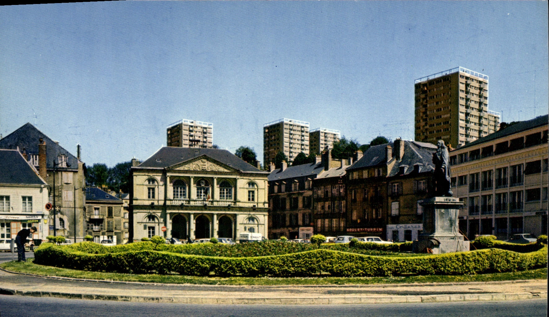 Sedan - Place Turenne et l'Hôtel-de-Ville — Éditions 'La Cigogne' n° 08.409.71