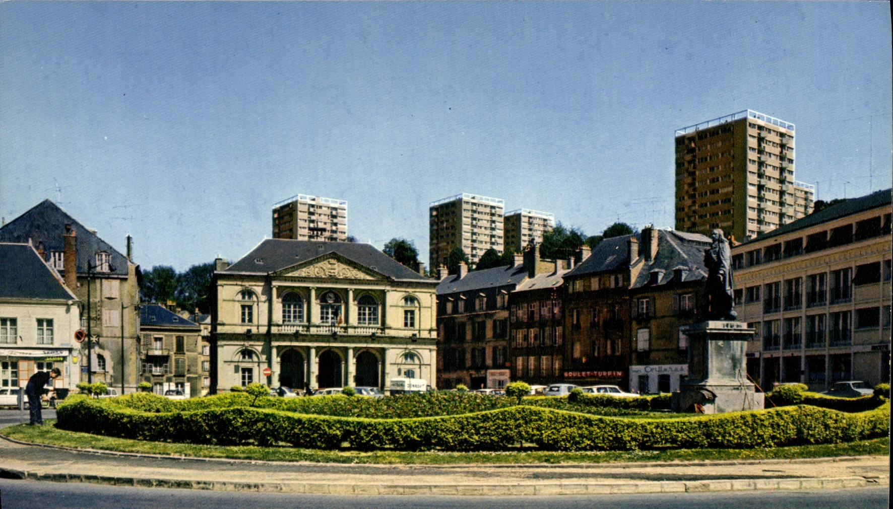 Sedan - Place Turenne et l'Hôtel-de-Ville — Éditions 'La Cigogne' n°08.409.71