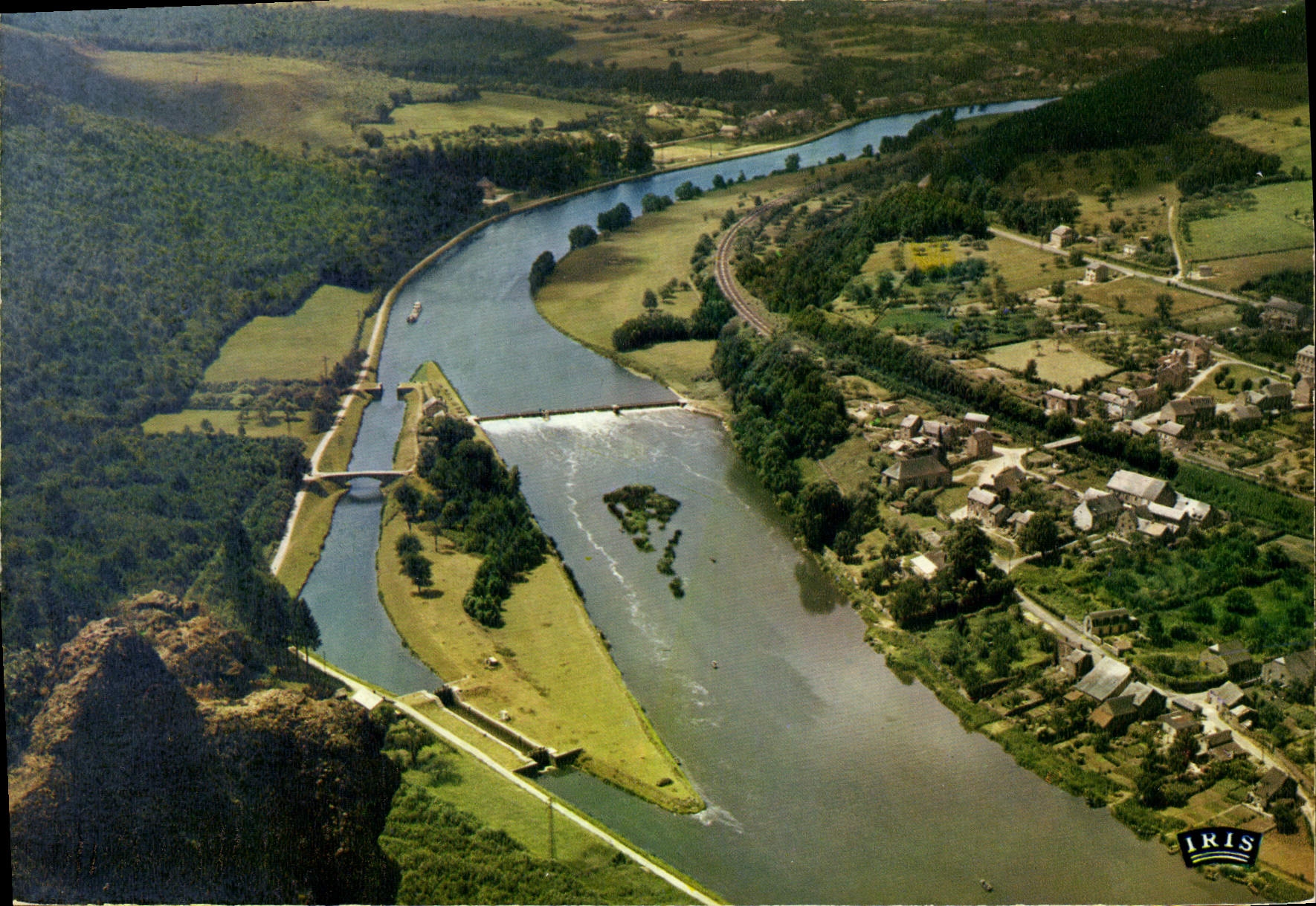 CPA Les Ardennes Pittoresques La Roche d'Heree dite Roche de Haybes devant Fepin 