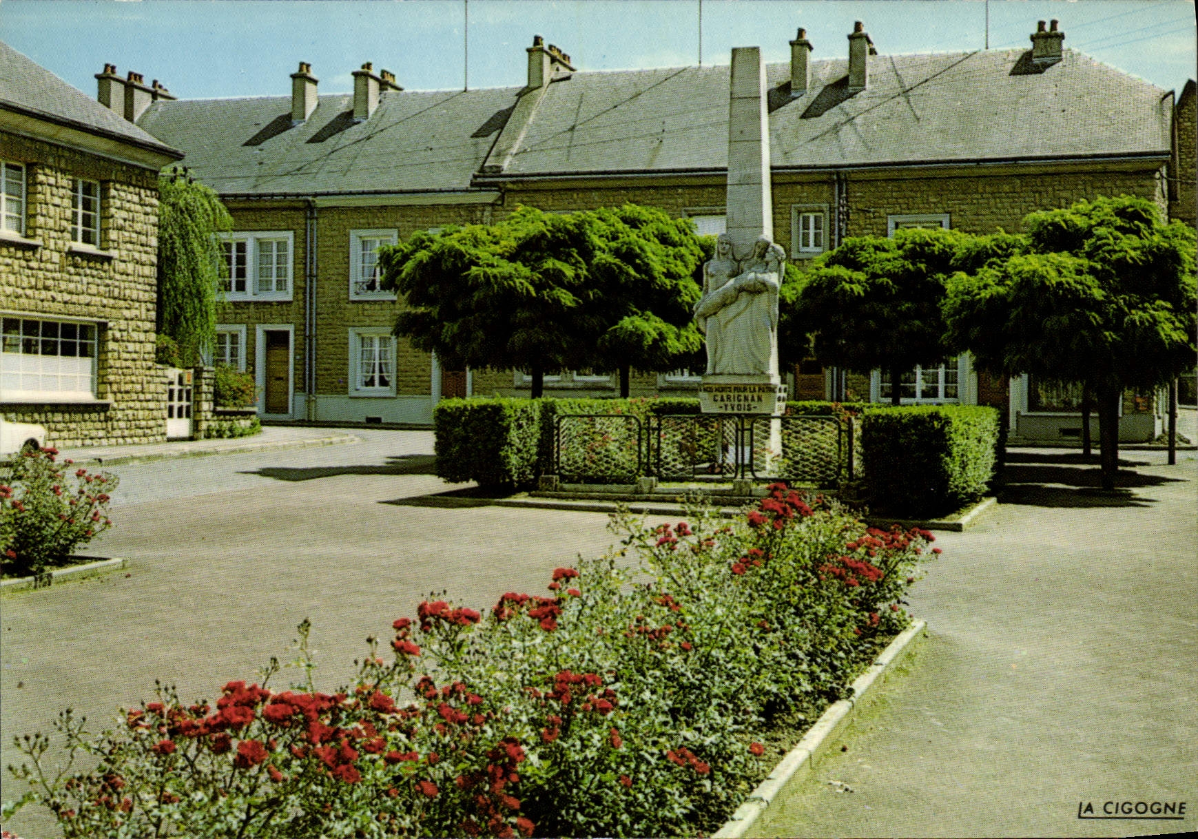 CPA Carignan Ardennes La Place du Monument aux Morts 