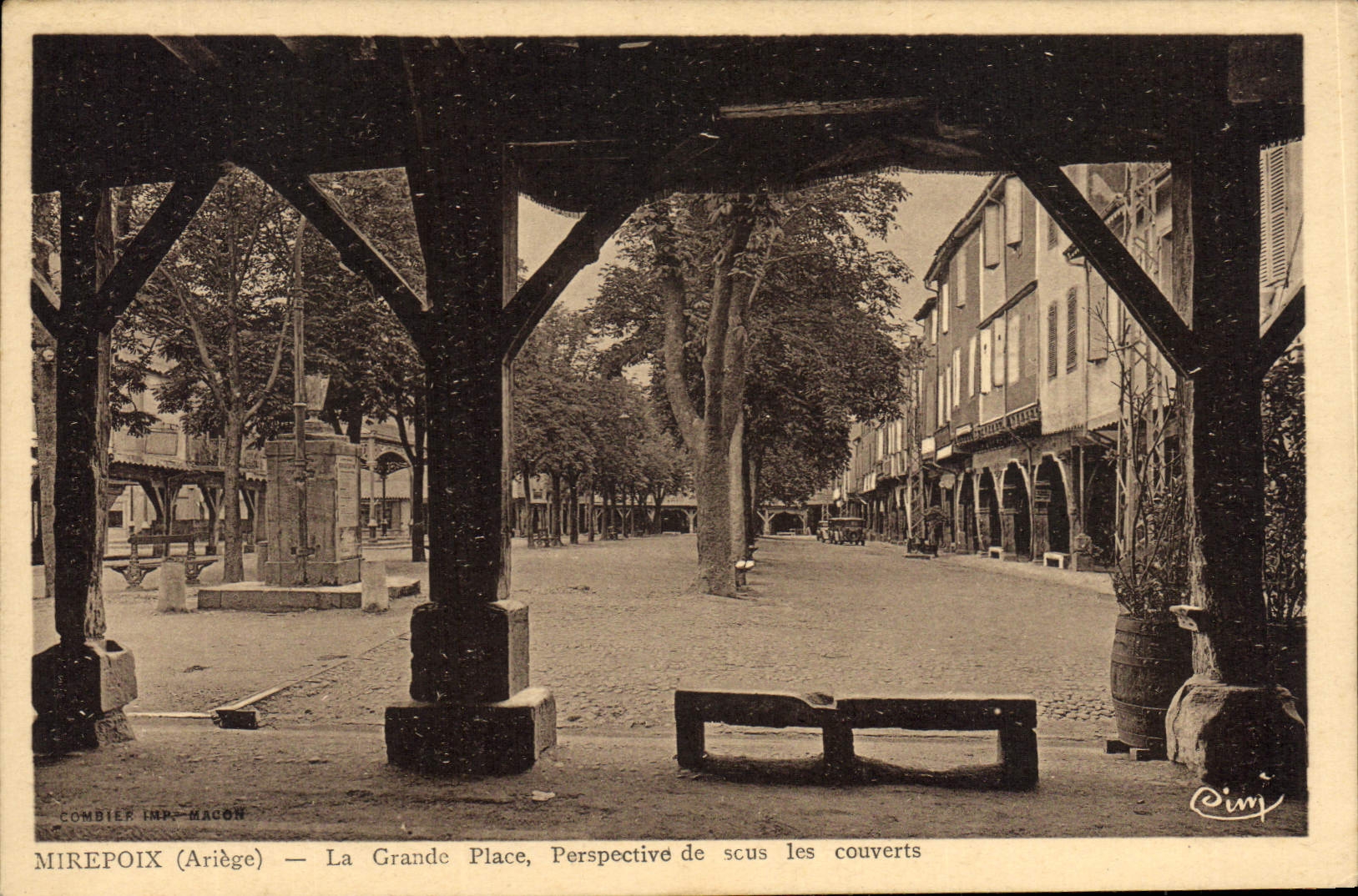 CPA Mirepoix Ariege La Grande Place Perspective de scucs les couverts 