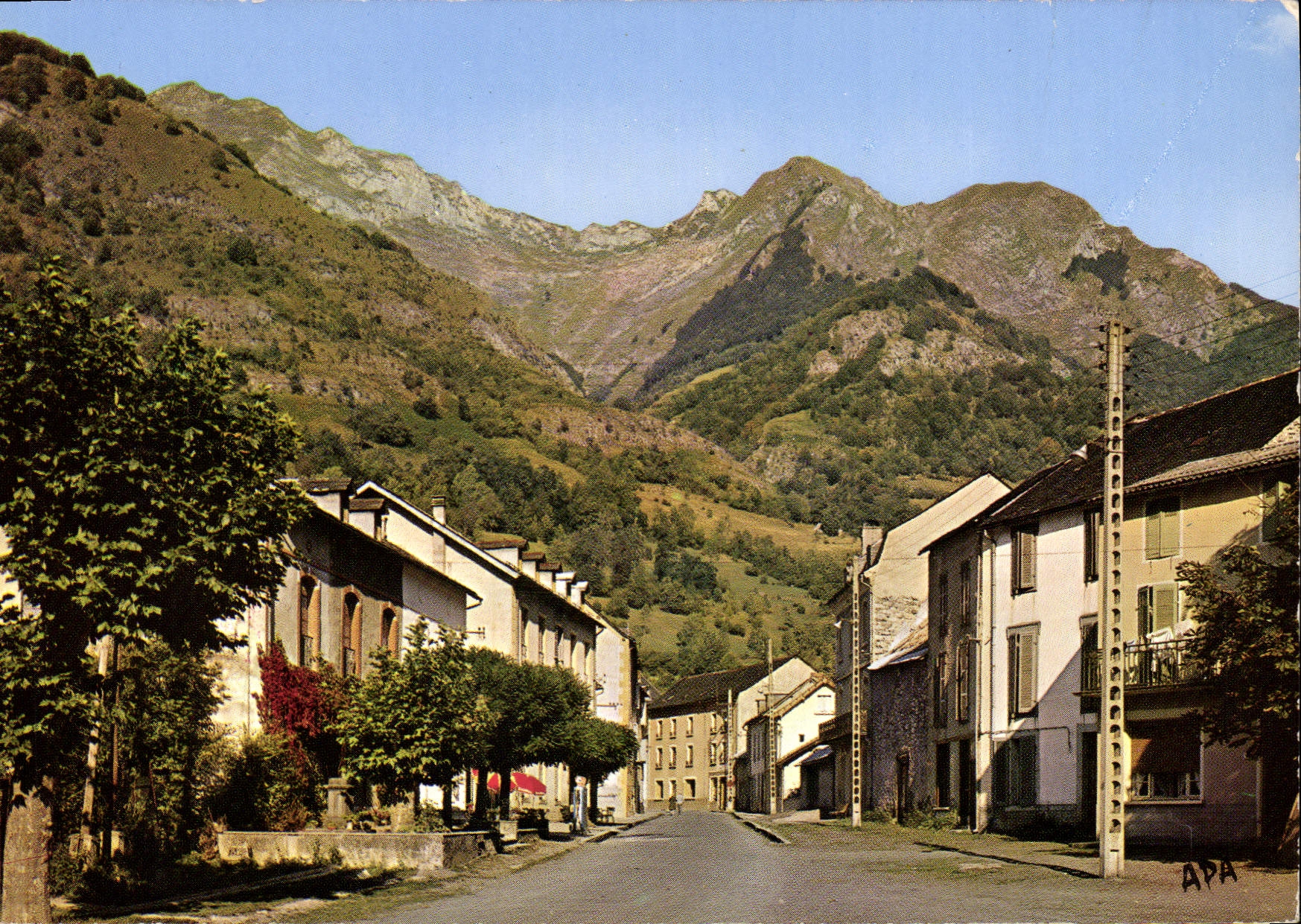 Alilus-les-Bains — Rue Principale et la Montagne des Edelweiss — Société des Cartes Postales APA-FOUX