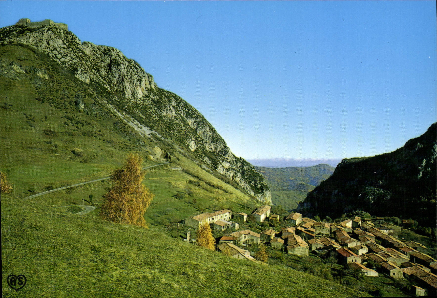 Montsegur — Village dominé par les ruines du château — Société des Cartes Françaises APA-POUX, ALBI, N° 27
