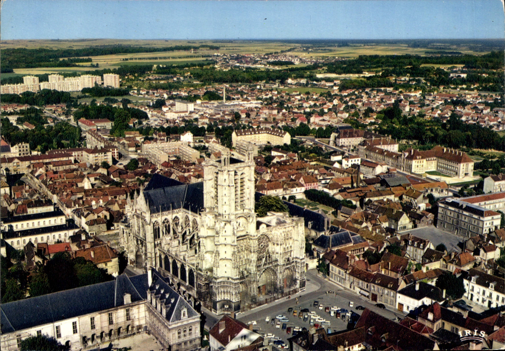 Troyes - La Cathédrale Saint-Pierre et Saint-Paul — XIIIe et XVIIe siècle — Éditions Hachette