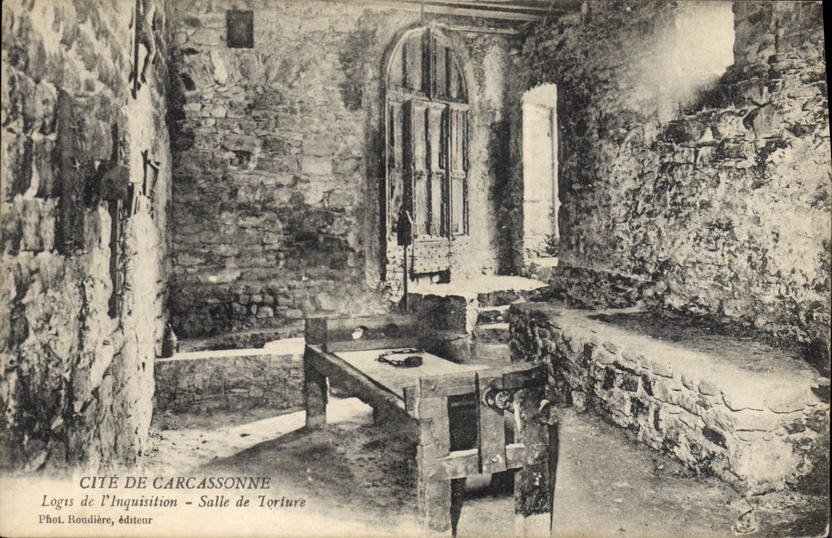 Cité de Carcassonne — Logis de l'Inquisition - Salle de Torture — Phot. Roudière, éditeur