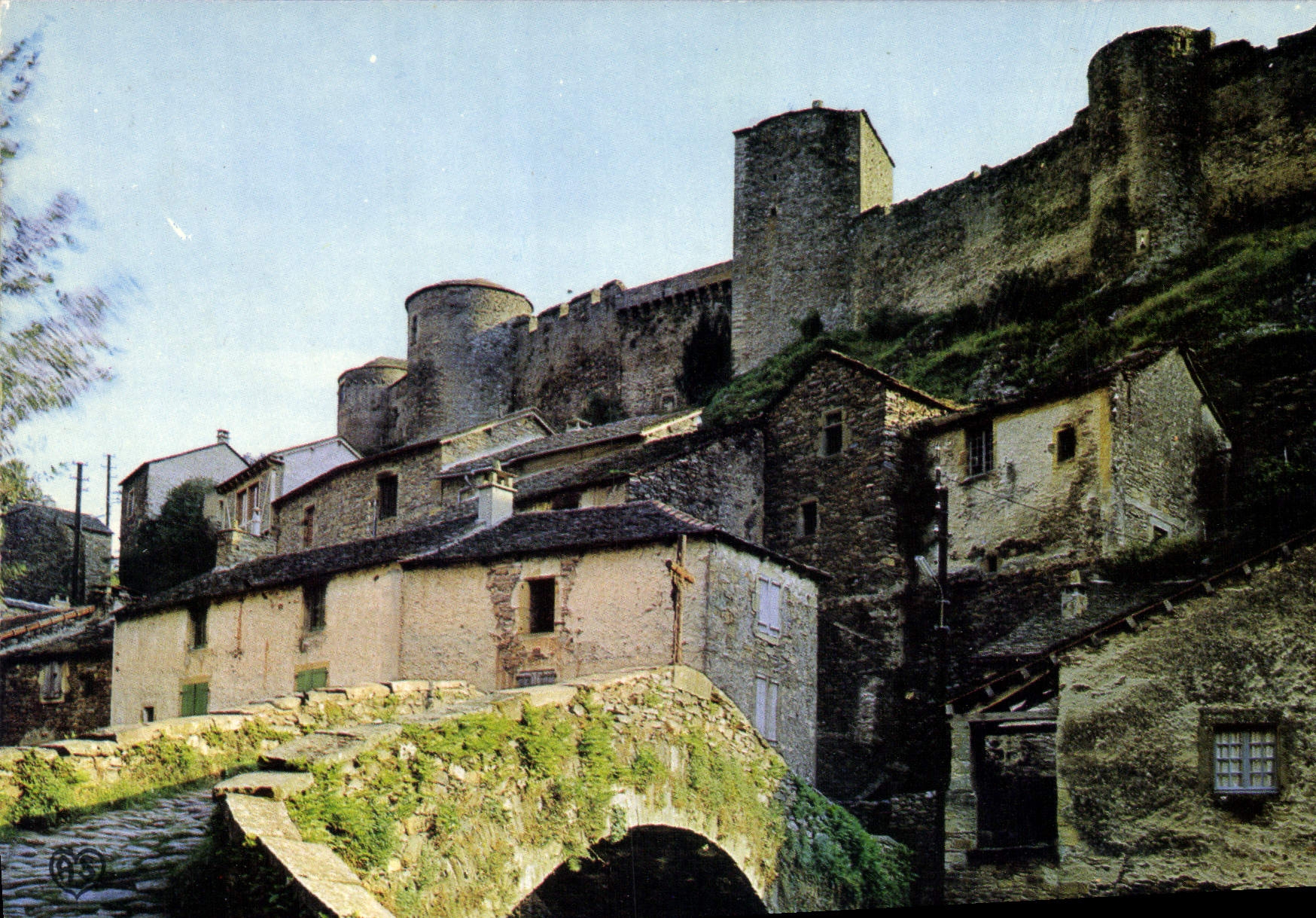 Le Château Féodal dominant le Pont Romain sur l'Arlance — Brousses-le-Château, Aveyron — Société des Cartes Postales APA-POUX, ALBI, N° 15.N.37