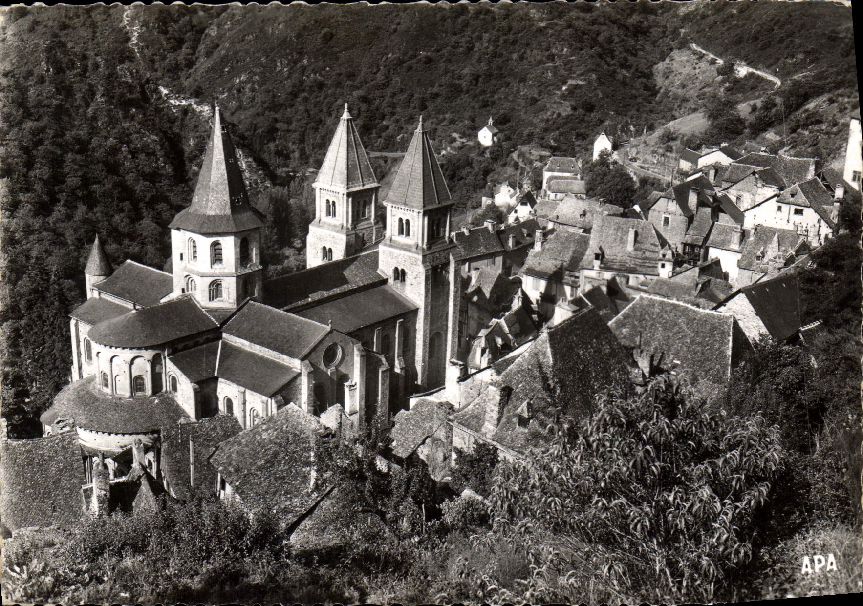Conques (Aveyron) — Vue d'ensemble de l'église — Sié des Cartes Historiques APA