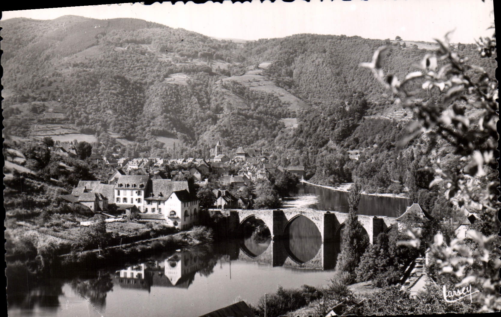 Entraygues (Aveyron) — Allgemeiner Blick, gotischer Brücke aus dem 13. Jahrhundert — Verleger Larosey