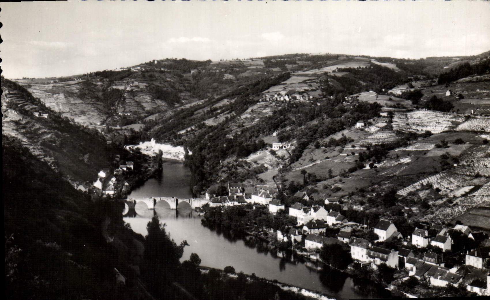 Entraygues (Aveyron) — Le Pont Vieux sur la Truyère — Imp. Macon (S. et L.)