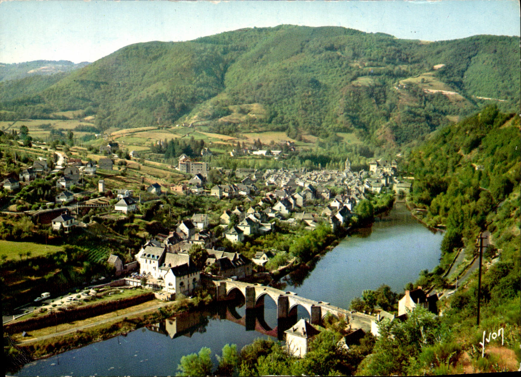 Entraygues (Aveyron) — Vue générale et les bords de la Truyère — Éditions d'art A. Jean-Paules, Paris