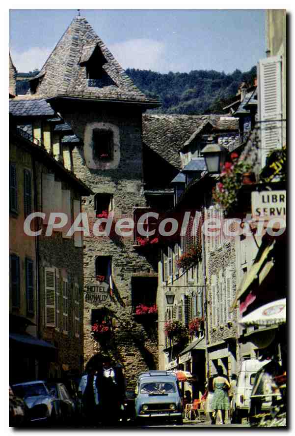 ESTAING (Aveyron) — Dans le bourg, l'ancien Hôtel Cayron (XVe siècle) — IRIS, n° 120924
