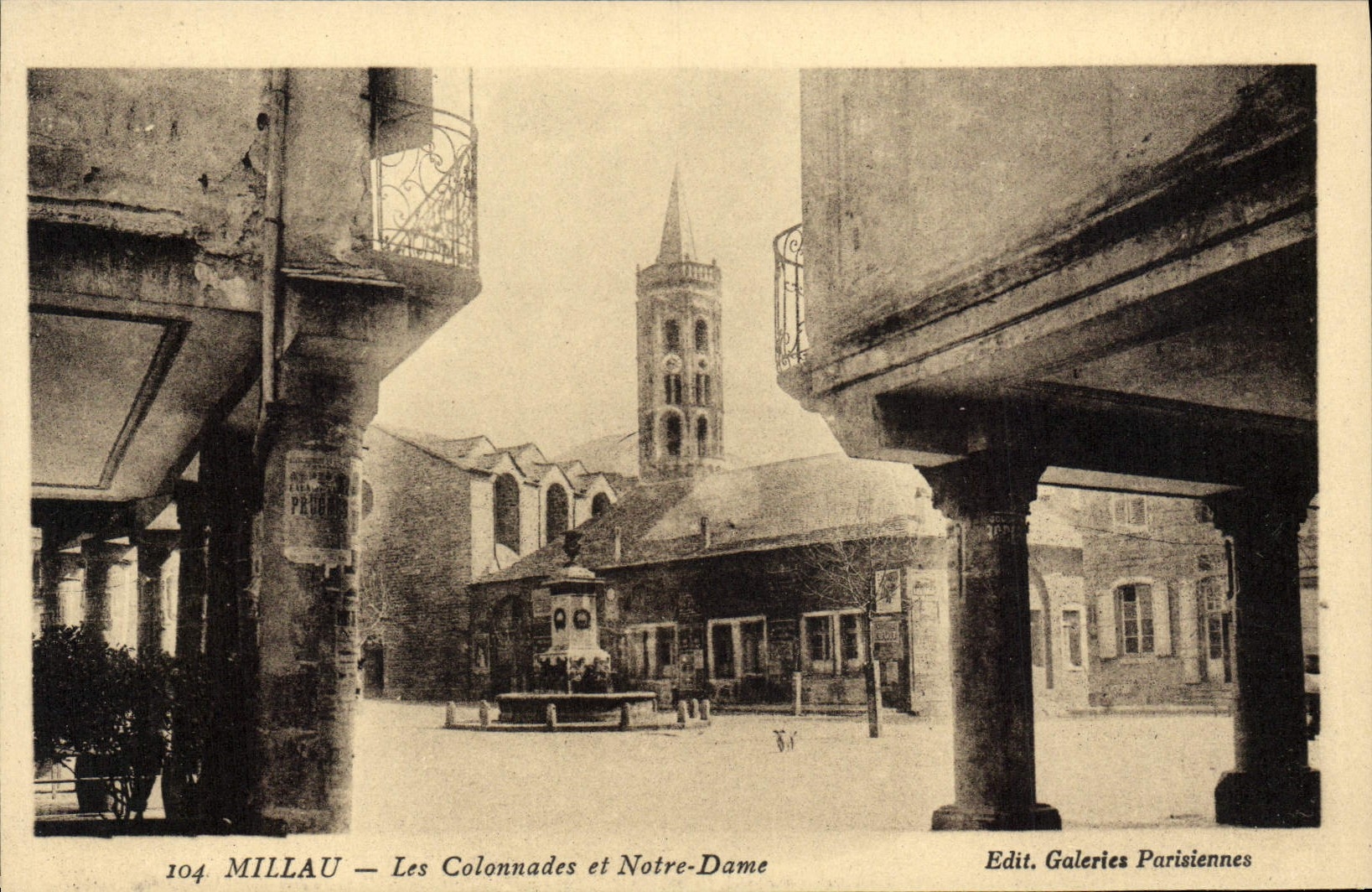 MILLAU — Les Colonnades et Notre-Dame — Edit. Galeries Parisiennes