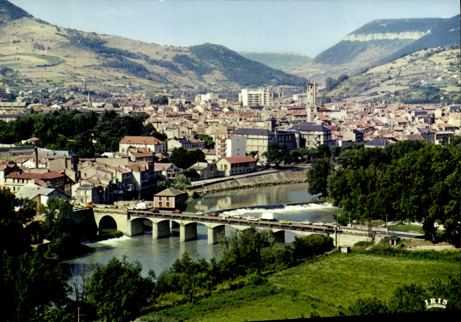 Millau (Aveyron) — Porte des Gorges du Tarn, vue générale — IRIS