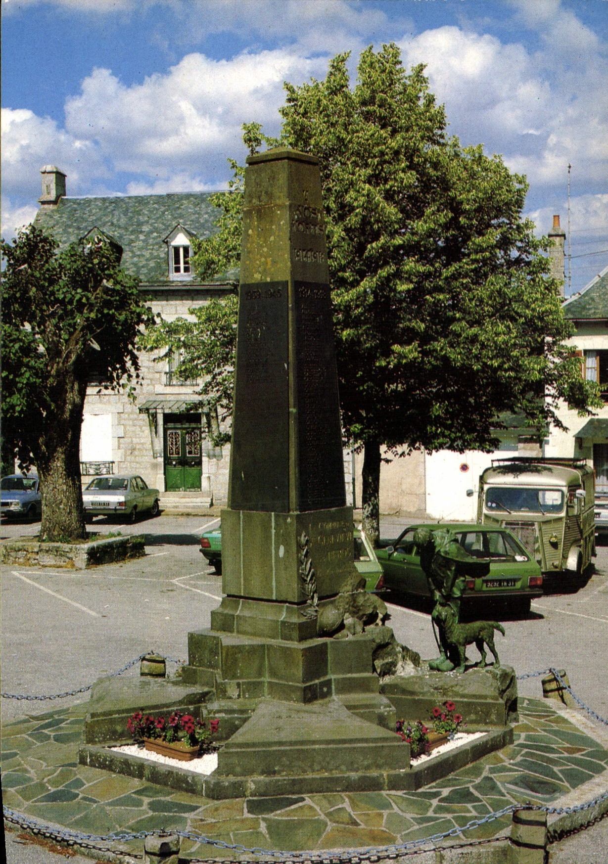 Sainte-Geneviève-sur-Argence — Place des Tilleuls — Éditions Larrieu
