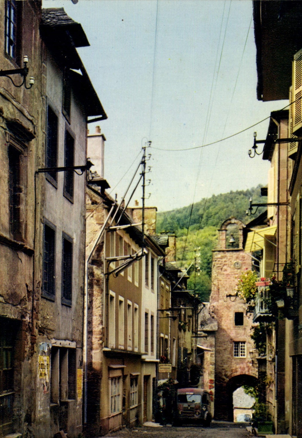 Villecomtal (Aveyron) — Ancien village fortifié dans la vallée du Dourdou — Editions Médiévales & Théojac