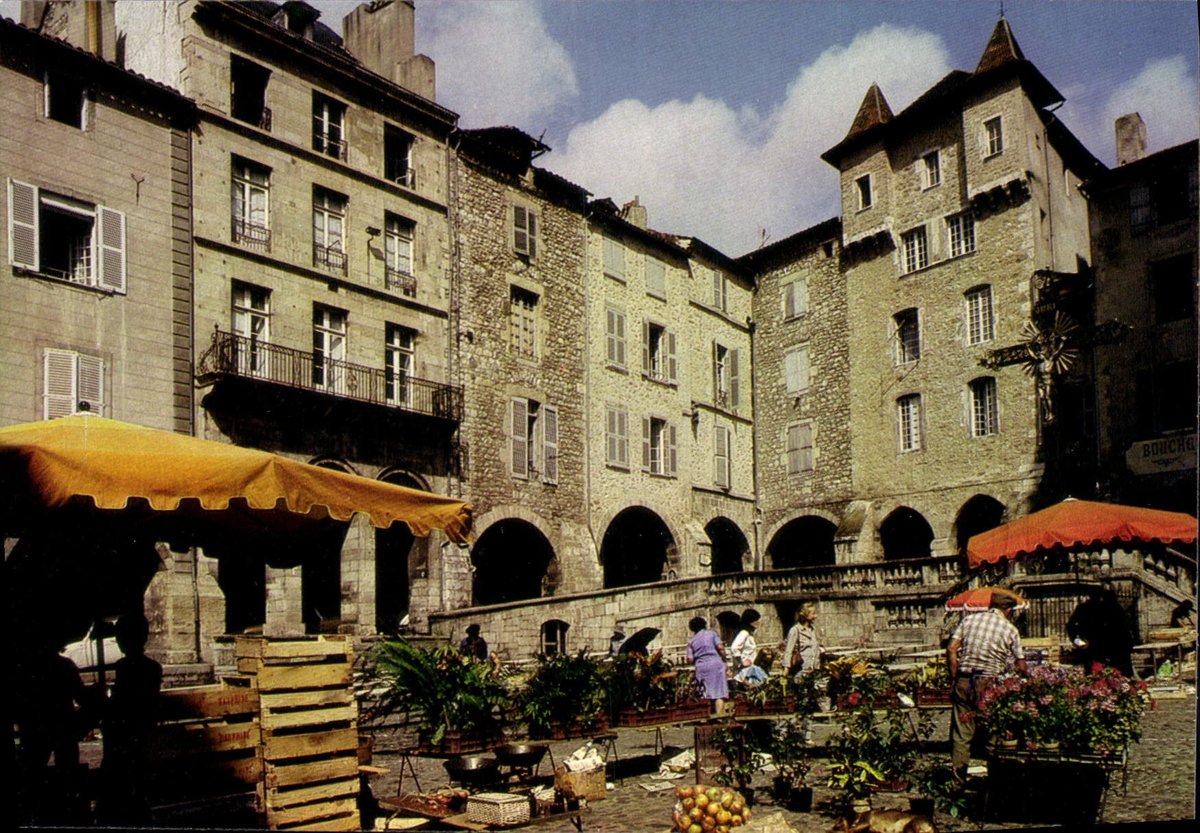 CPA Villefranche de Rouergue Place Notre Dame entouree de Couverts L'Ancienne Collegiale Jour de Mar