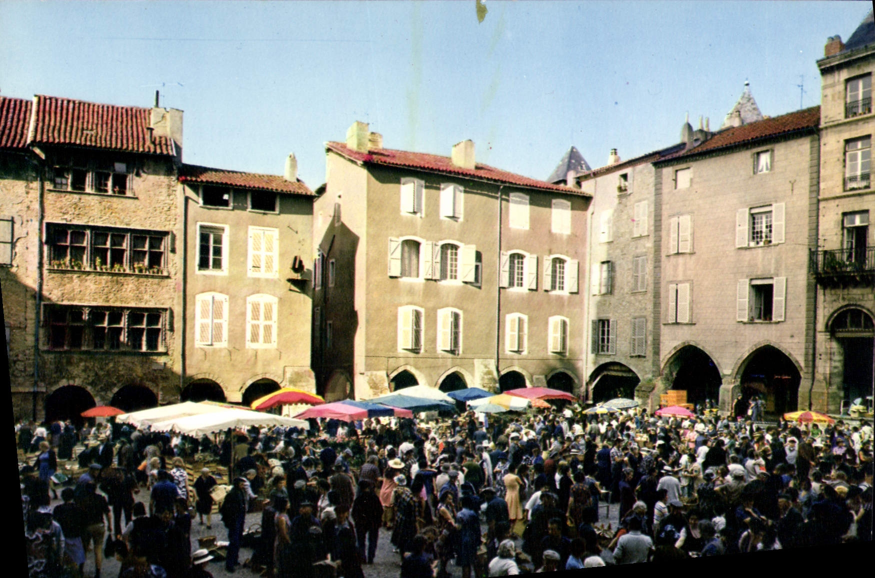 Villefranche-de-Rouergue — Jour de marché Place Notre-Dame — CAPTIRÉDAC Éditions Réunies