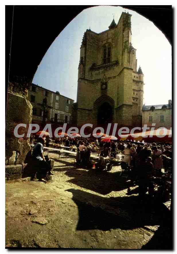 CPA Villefranche de Rouergue Place Notre Dame entouree de couverts L'Imposant Clocher porche de l'Eg