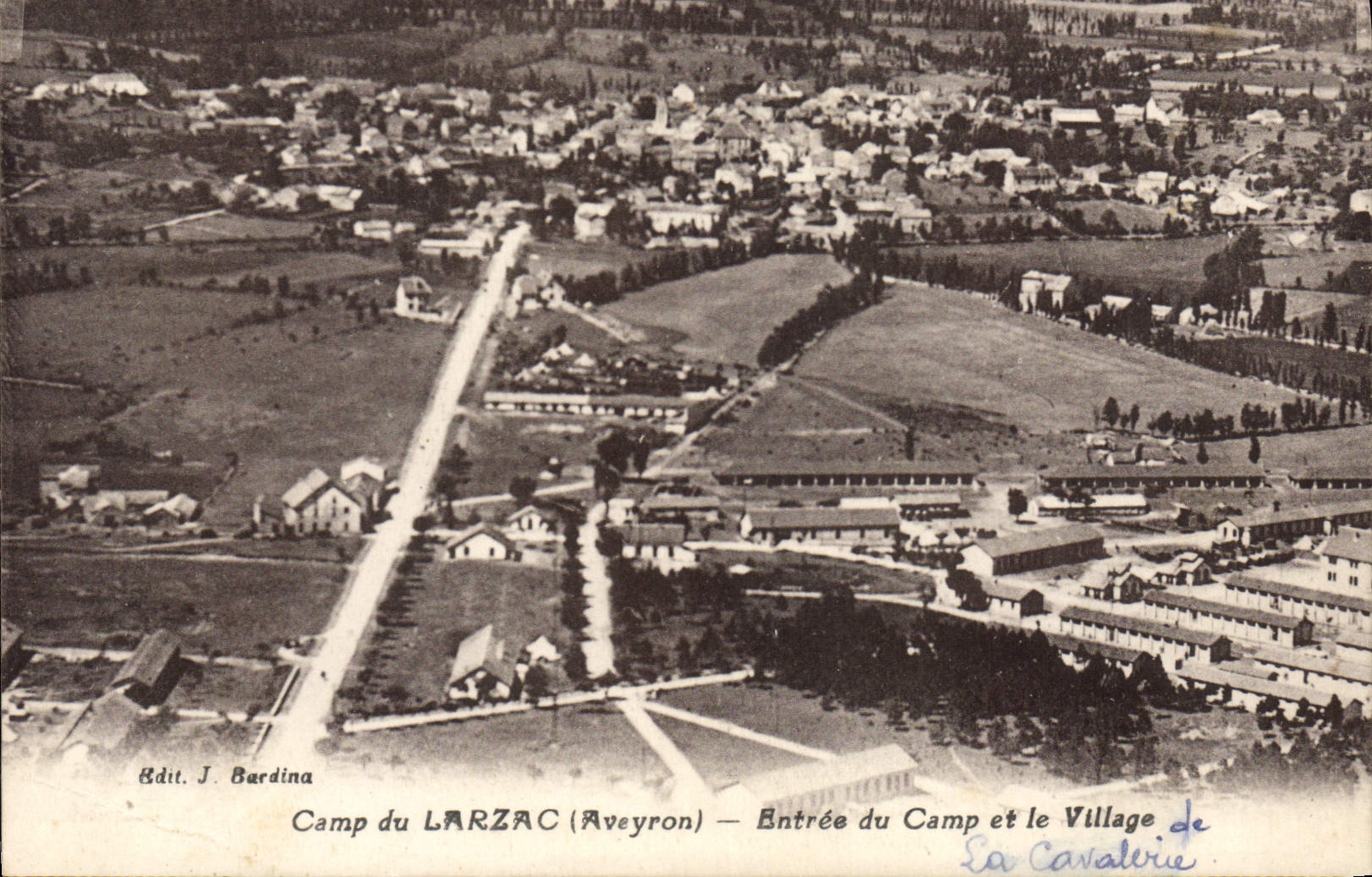 Camp du LARZAC (Aveyron) — Entrée du Camp et le Village de La Cavalière — Edit. J. Bardina
