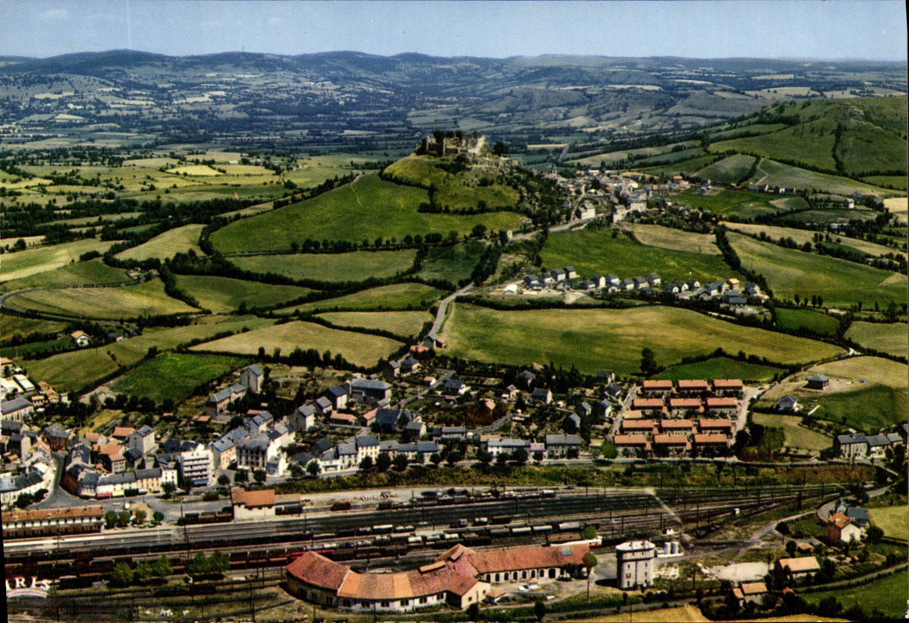 CPA L'Aveyron vu du Ciel Severac Gare Vue generale au fond les ruines du Chateau d'origine medievale